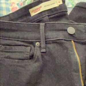 Levi Signature black mid rise skinny jeans size 4